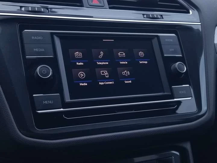 VW Tiguan NO ACCIDENT| 4MOTION| CARPLAY| CAMERA| ALLOYS| HEA, снимка 14 - Автомобили и джипове - 54340979