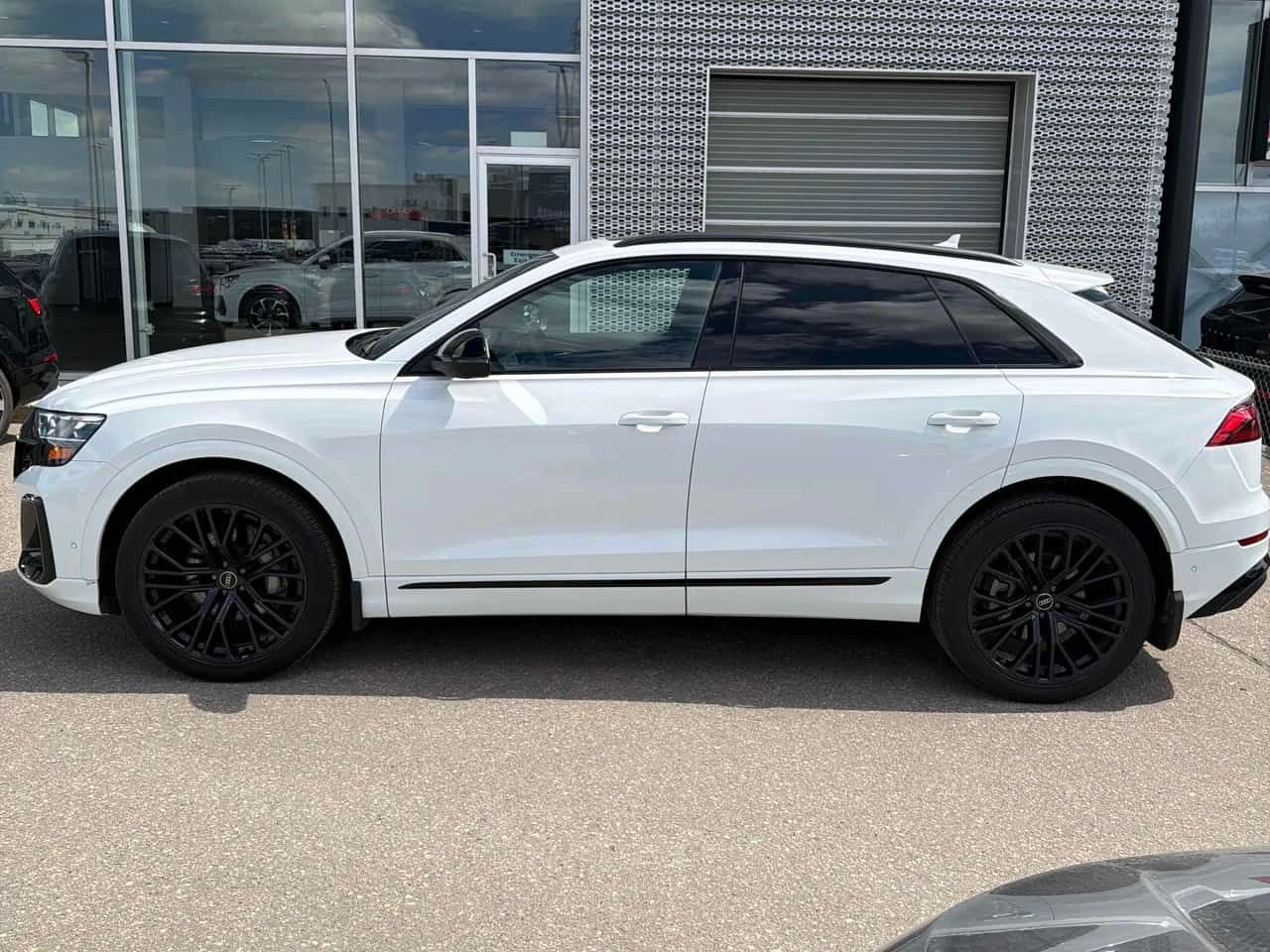 Audi Q8 Technik/ПАНОРАМА/ДИСТРОНИК/360/ОБДУХВАНЕ/HUD, снимка 3 - Автомобили и джипове - 54360343