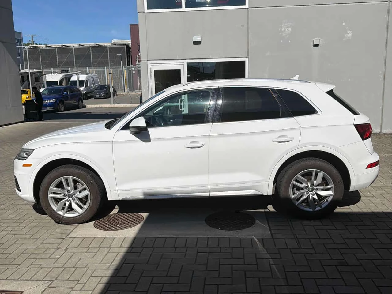 Audi Q5 * Komfort * CARPLAY* PANORAMA* , снимка 2 - Автомобили и джипове - 54914191