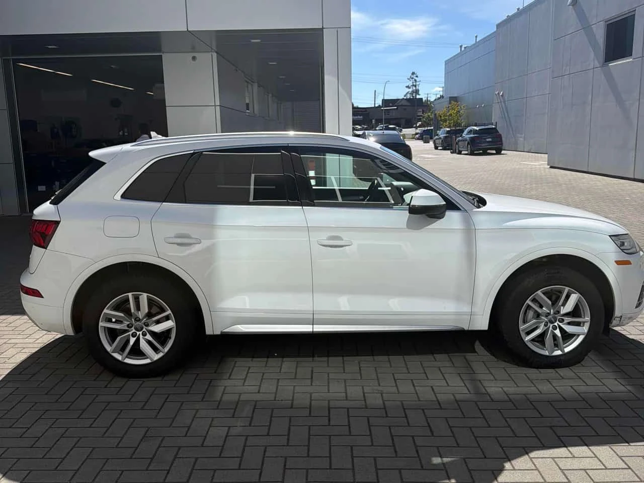 Audi Q5 * Komfort * CARPLAY* PANORAMA* , снимка 3 - Автомобили и джипове - 54914191