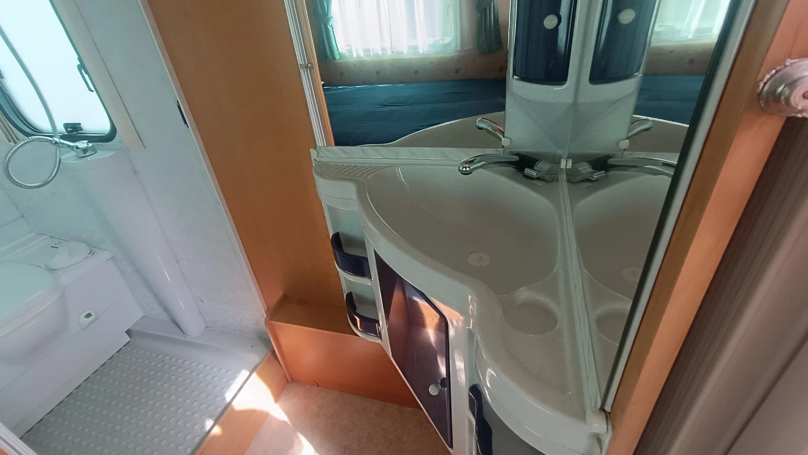 Каравана Adria Unica 462, снимка 9 - Каравани и кемпери - 54200395