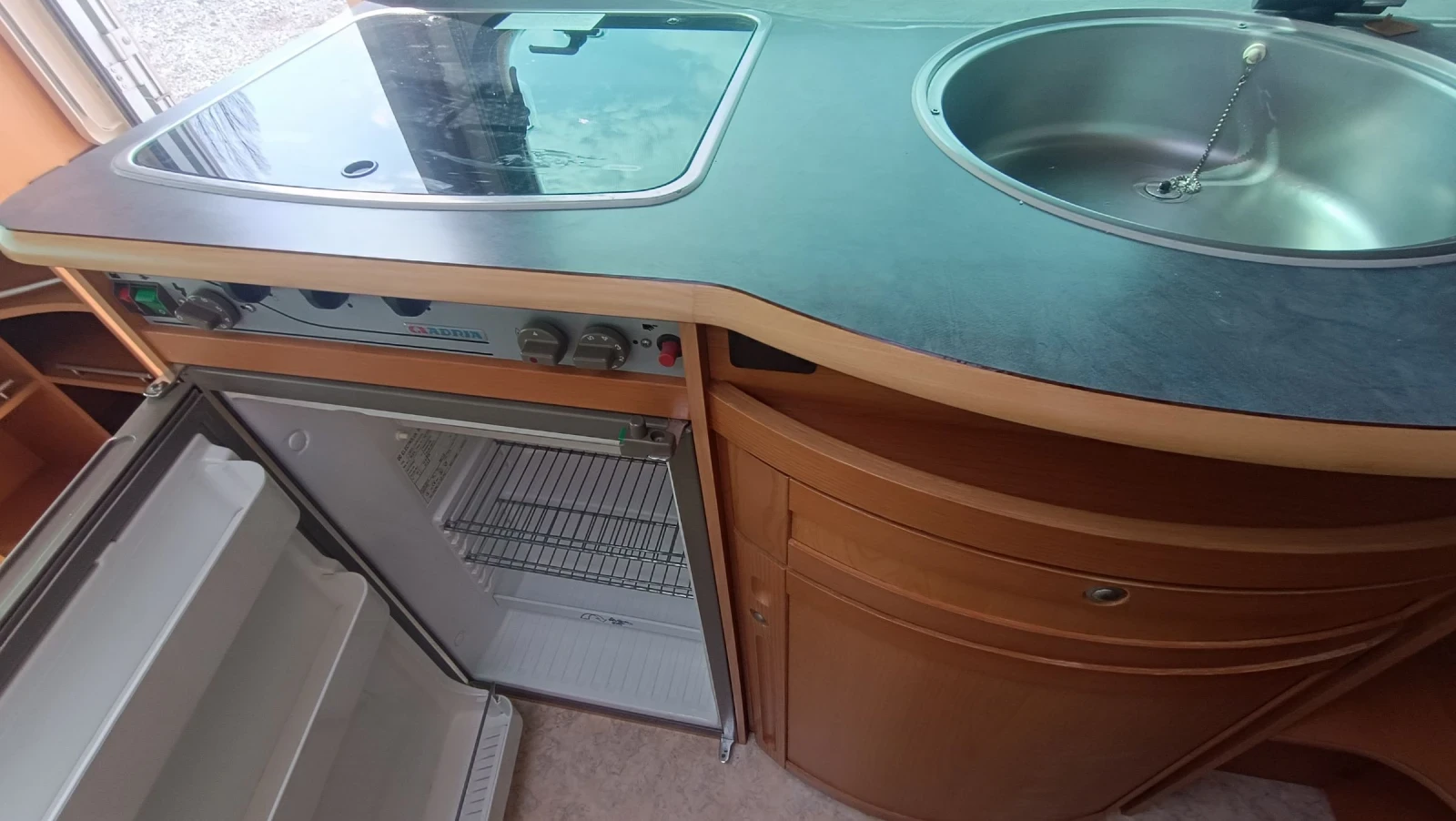 Каравана Adria Unica 462, снимка 7 - Каравани и кемпери - 54200395