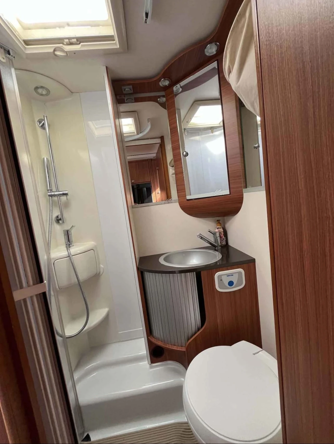 Кемпер Adria Matrix M 680 SP, снимка 9 - Каравани и кемпери - 55678144