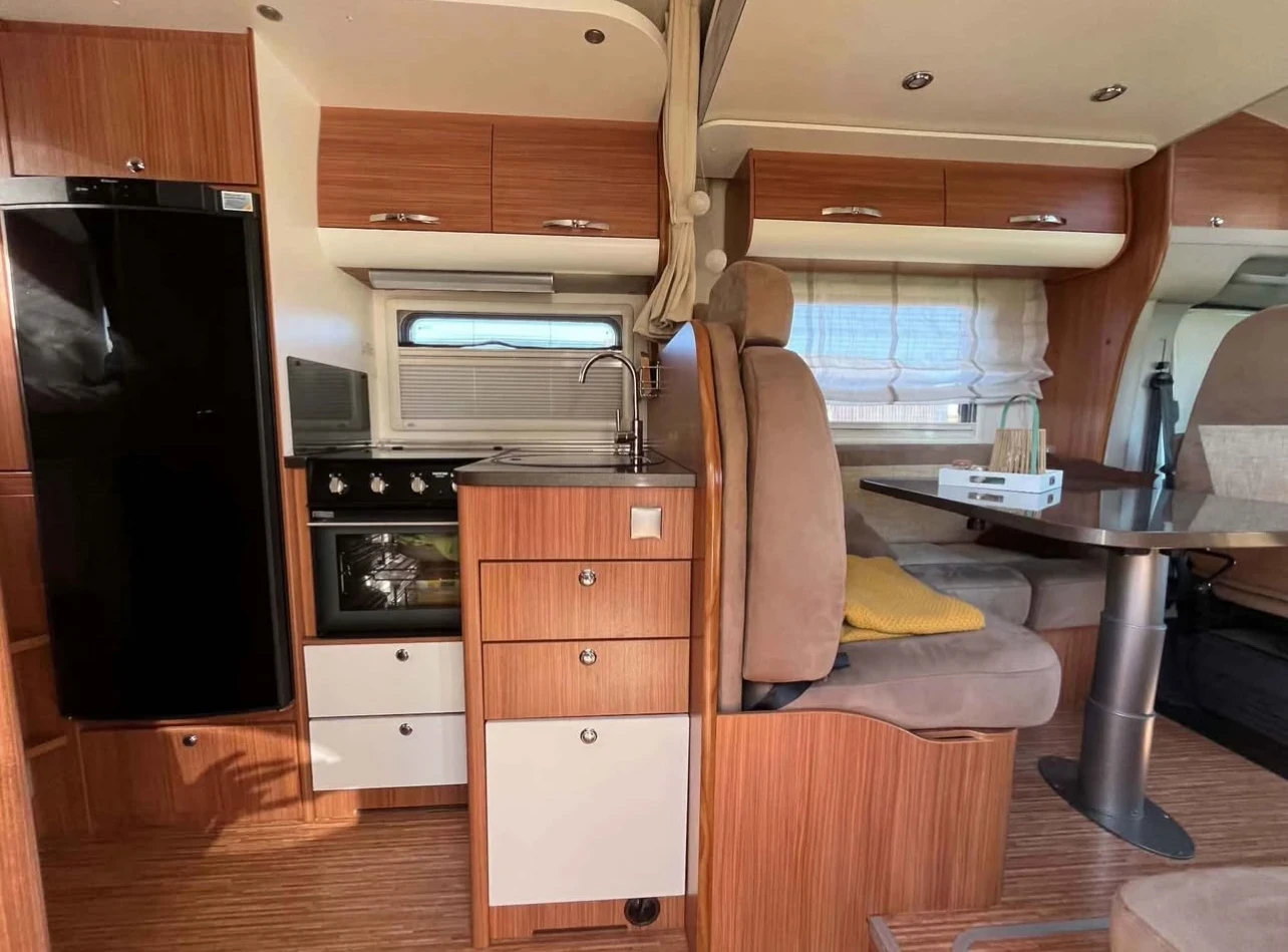 Кемпер Adria Matrix M 680 SP, снимка 5 - Каравани и кемпери - 55678144