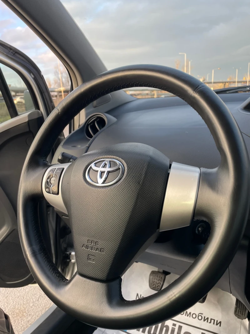 Toyota Yaris 1.3i НОВ ВНОС ИТАЛИЯ, снимка 8 - Автомобили и джипове - 45255790