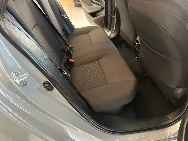 Toyota Corolla Active* 1.8 , снимка 10 - Автомобили и джипове - 52693124