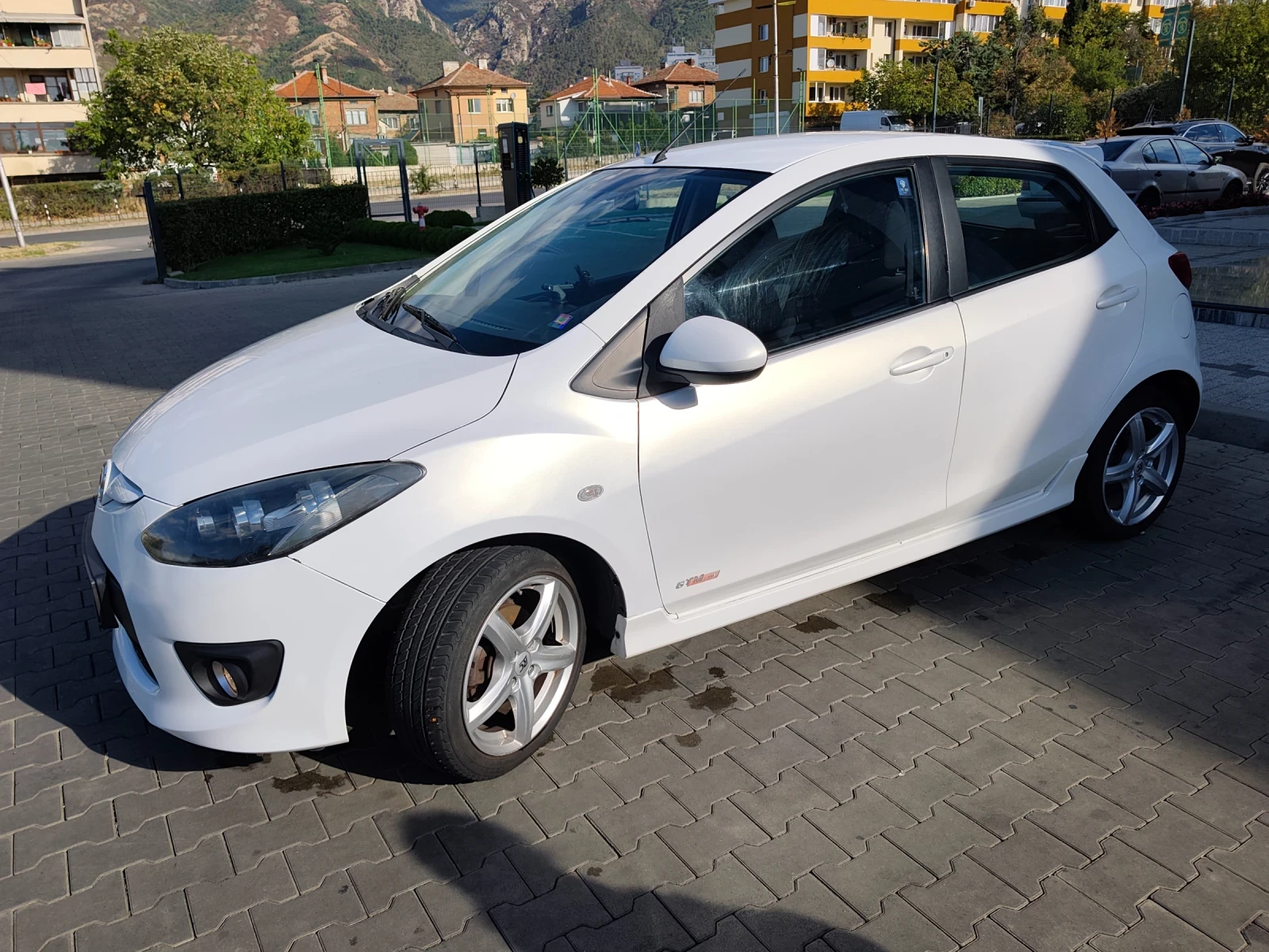 Mazda 2, снимка 2 - Автомобили и джипове - 56306345