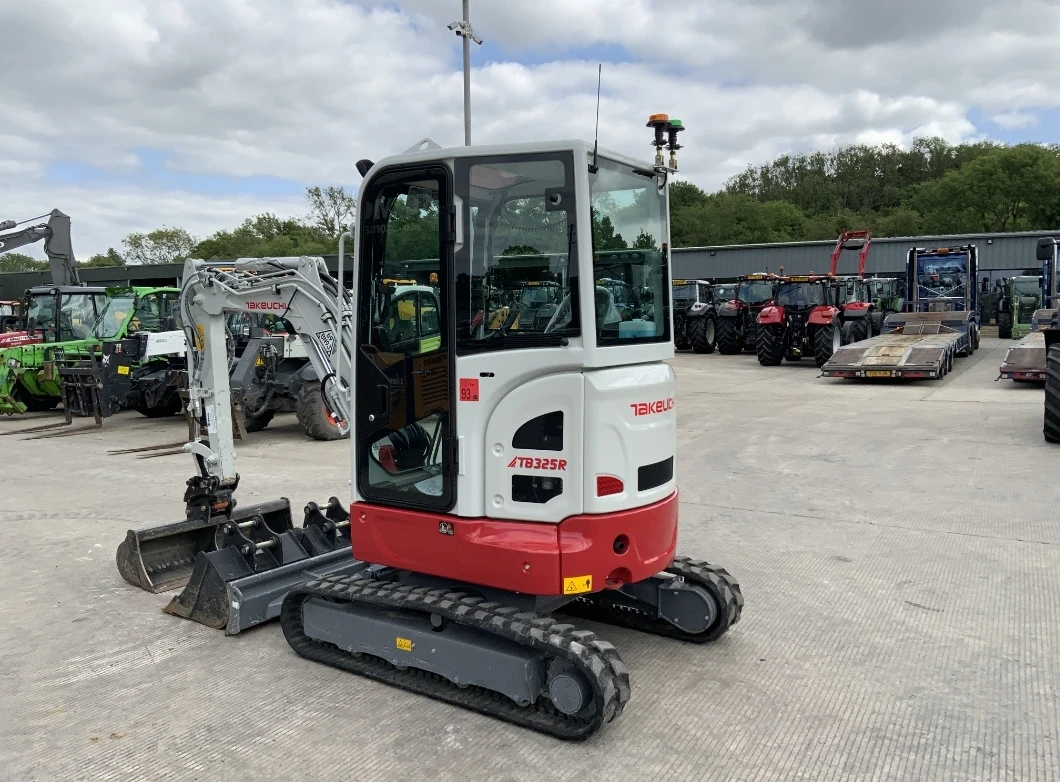 Багер Takeuchi TB325R  лизинг с първоначална вноска 20 % - изображение 3