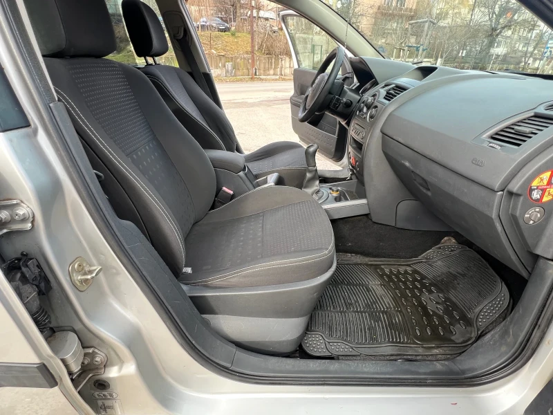 Renault Megane 1.6 16V, снимка 11 - Автомобили и джипове - 53401730