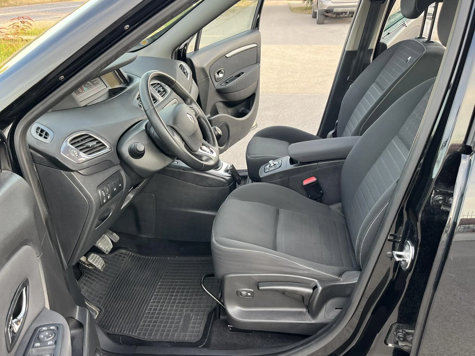 Renault Scenic 1.5 DCI 110кс EURO 5B LIMITED FACE NAVI FULL , снимка 8 - Автомобили и джипове - 54983323