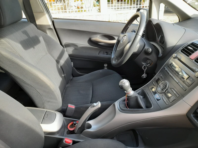 Toyota Auris, снимка 13 - Автомобили и джипове - 52956874