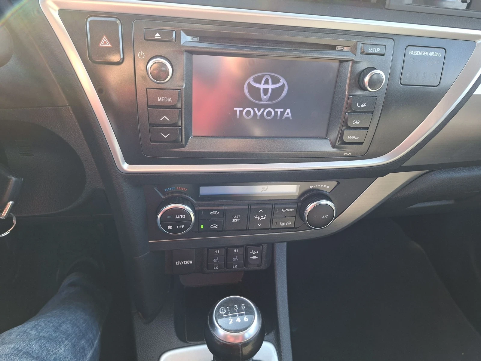 Toyota Auris КАТО НОВА, NAVI, KAMERA, SOL, 1.6i 132 К.С 6 СК., снимка 11 - Автомобили и джипове - 53683747
