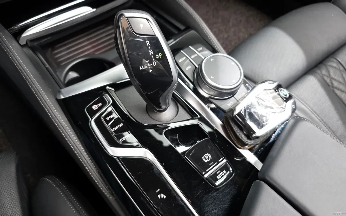 BMW 530 i (G30) /PODGREVI/ OBDUHVANE/KEYLESS/HEAD UP, снимка 10 - Автомобили и джипове - 55392574