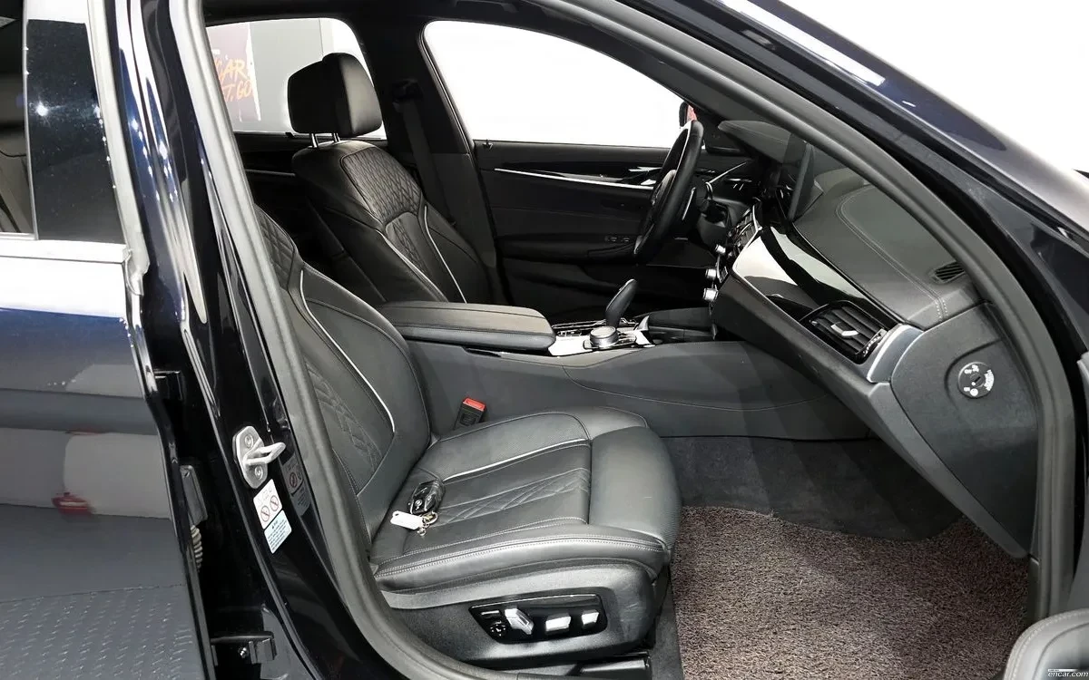 BMW 530 i (G30) /PODGREVI/ OBDUHVANE/KEYLESS/HEAD UP, снимка 13 - Автомобили и джипове - 55392574