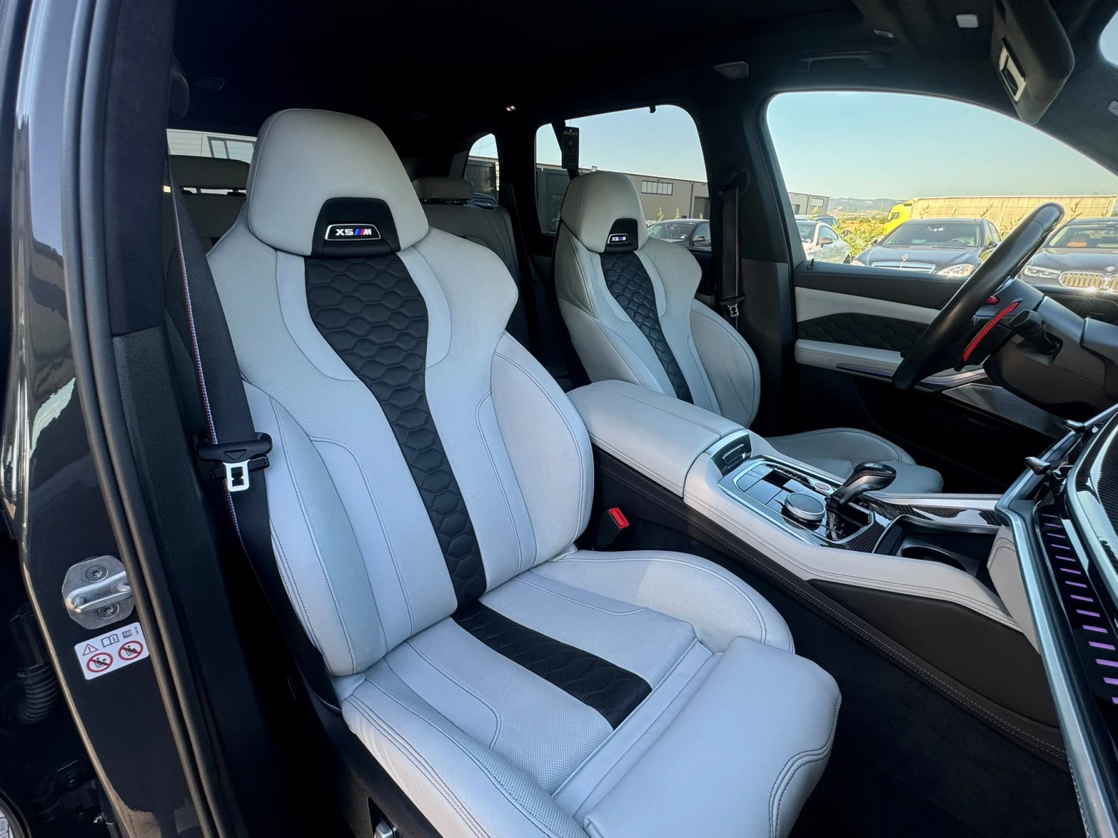 BMW X5M COMPETITION* B&W* HUD* 360* SKY LOUNGE* SHADOW LIN, снимка 12 - Автомобили и джипове - 55898595