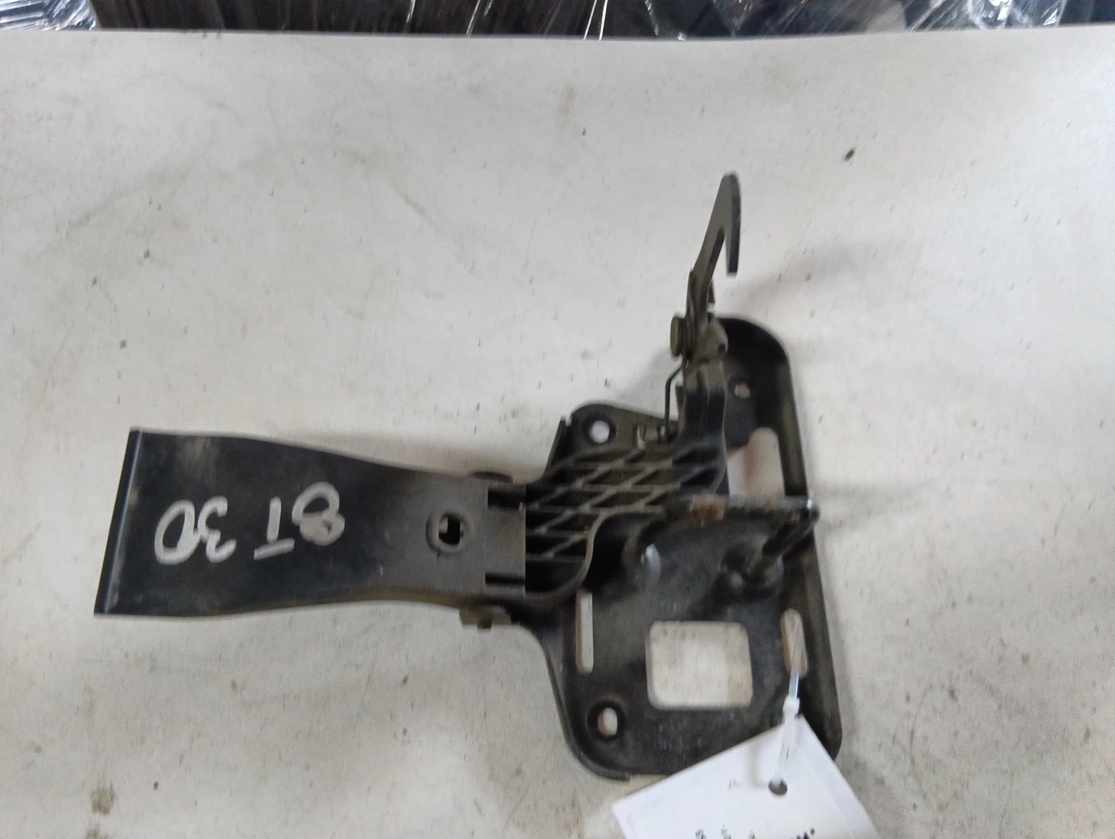 дръжка преден капак 8T0823480 Audi A5