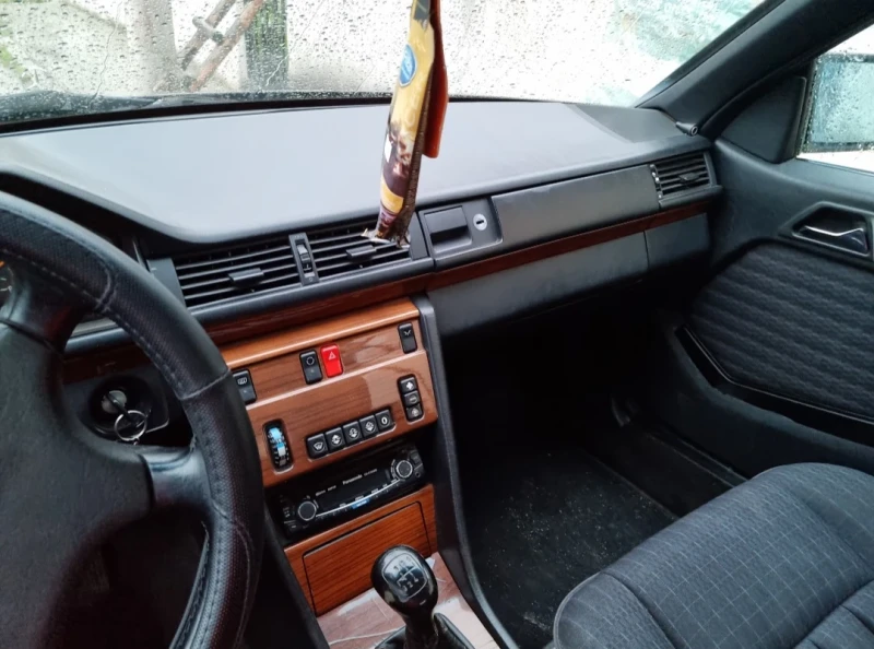 Mercedes-Benz 124 200CE, снимка 4 - Автомобили и джипове - 48783157