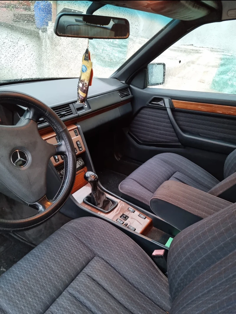 Mercedes-Benz 124 200CE, снимка 3 - Автомобили и джипове - 48783157