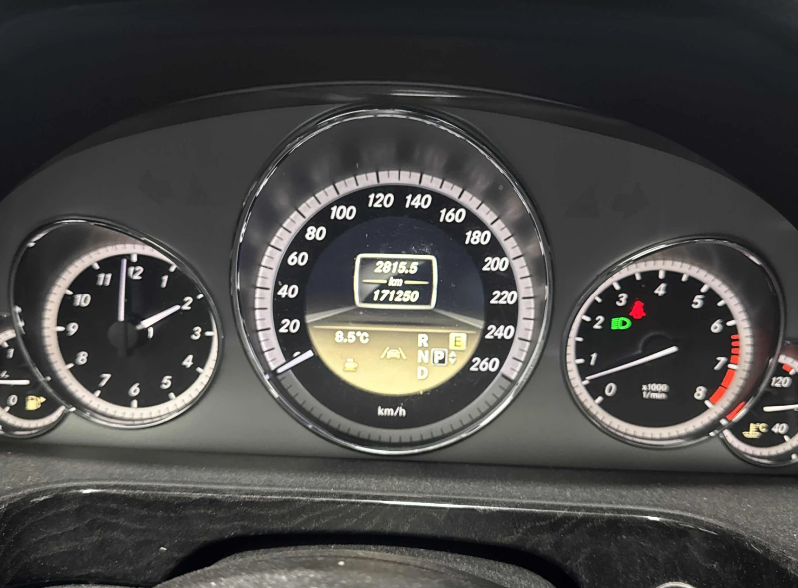 Mercedes-Benz E 350 4MATIC* КОжа* Подгрев* Кейлес* Blind Spot* ВИДЕО, снимка 7 - Автомобили и джипове - 54000625