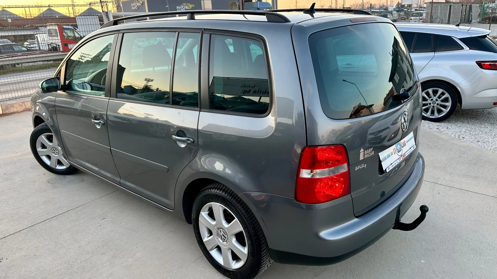 VW Touran 1.6 102к. Газ/бензин! Обслужен! Без ръжди!, снимка 4 - Автомобили и джипове - 54485213