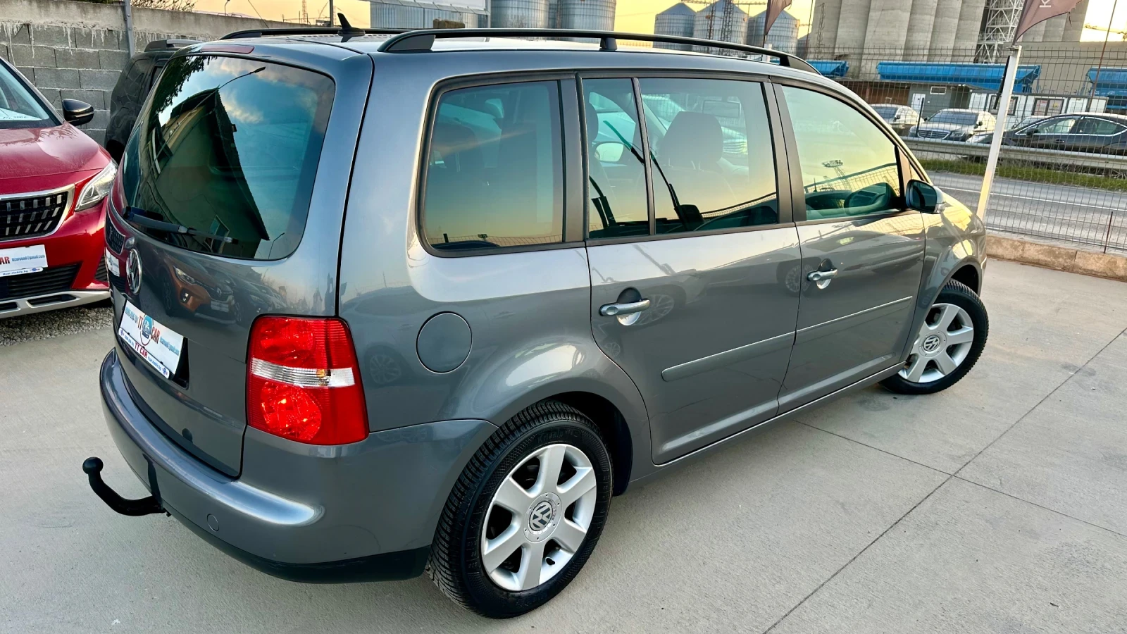 VW Touran 1.6 102к. Газ/бензин! Обслужен! Без ръжди!, снимка 6 - Автомобили и джипове - 54485213