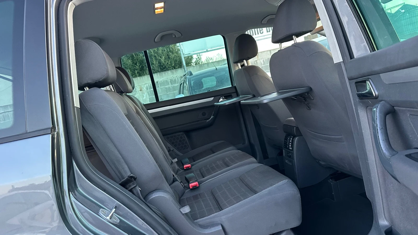 VW Touran 1.6 102к. Газ/бензин! Обслужен! Без ръжди!, снимка 15 - Автомобили и джипове - 54485213
