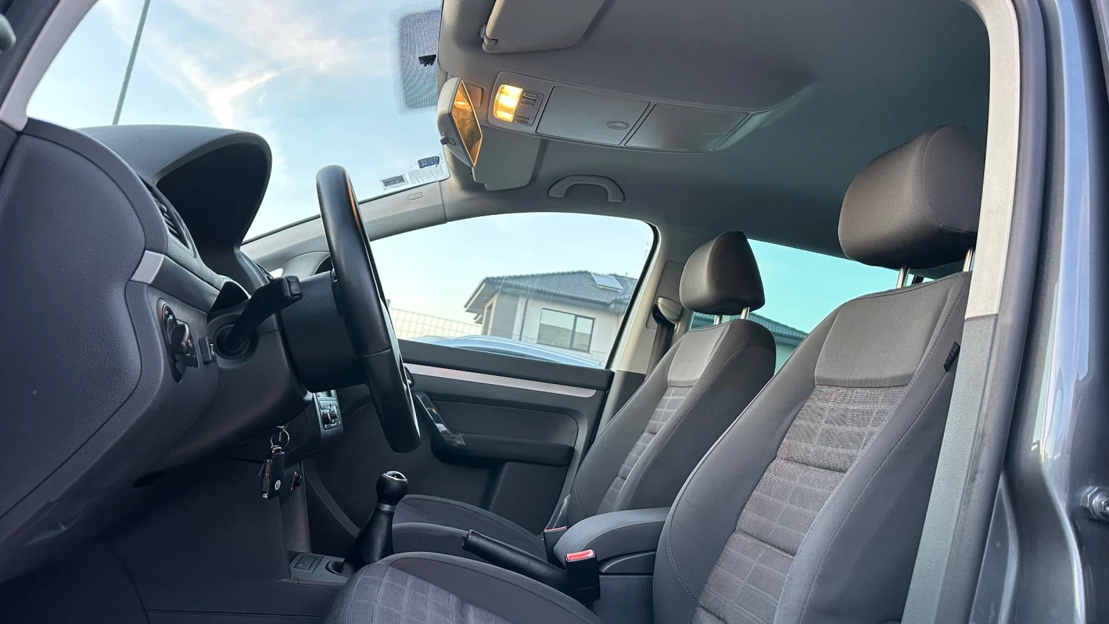 VW Touran 1.6 102к. Газ/бензин! Обслужен! Без ръжди!, снимка 8 - Автомобили и джипове - 54485213