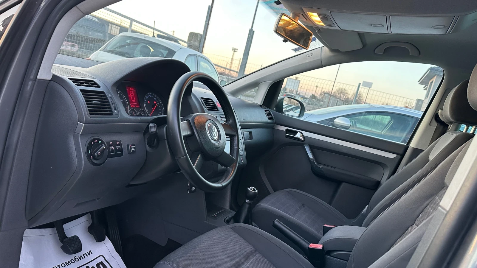 VW Touran 1.6 102к. Газ/бензин! Обслужен! Без ръжди!, снимка 9 - Автомобили и джипове - 54485213