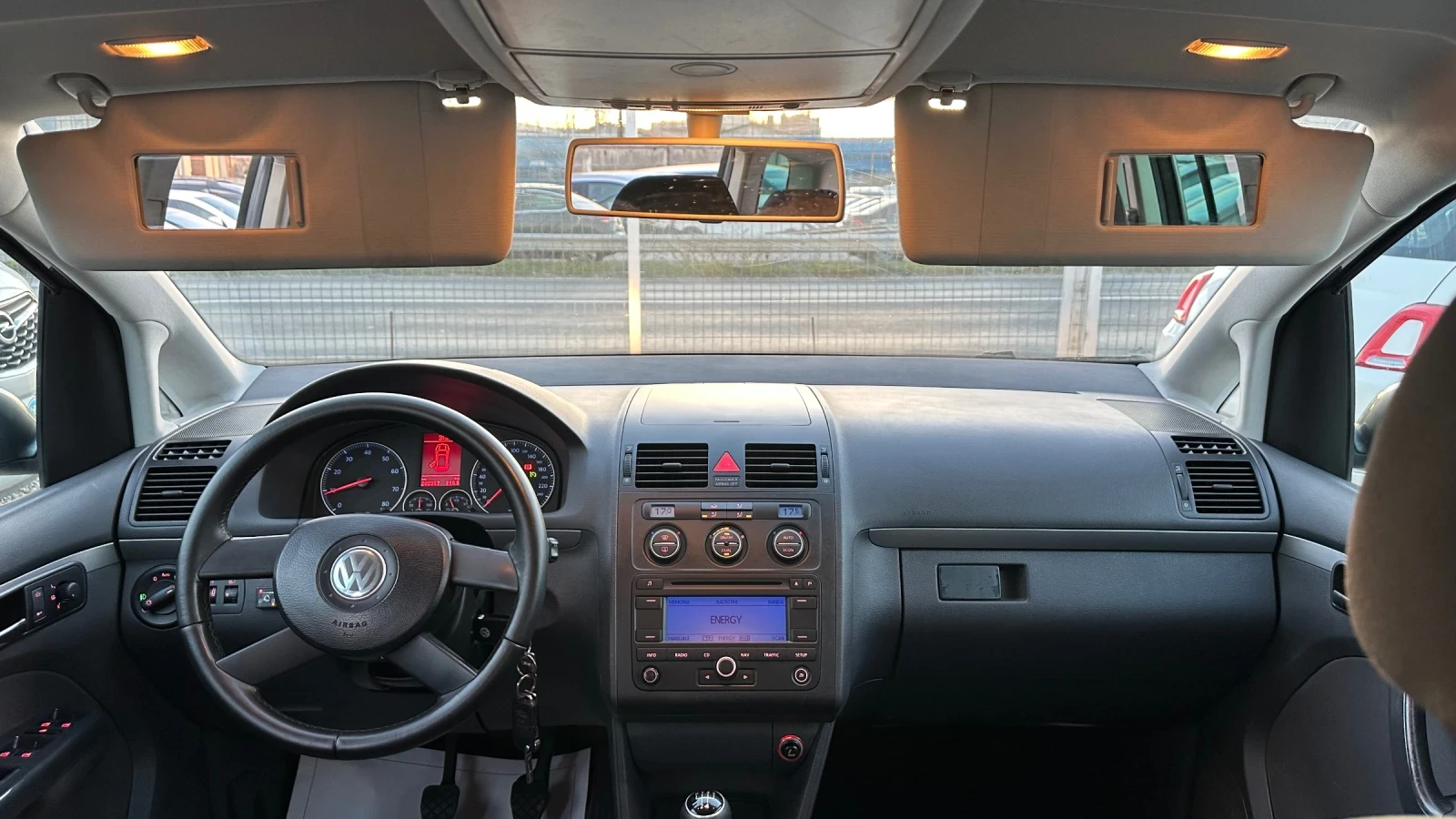 VW Touran 1.6 102к. Газ/бензин! Обслужен! Без ръжди!, снимка 10 - Автомобили и джипове - 54485213