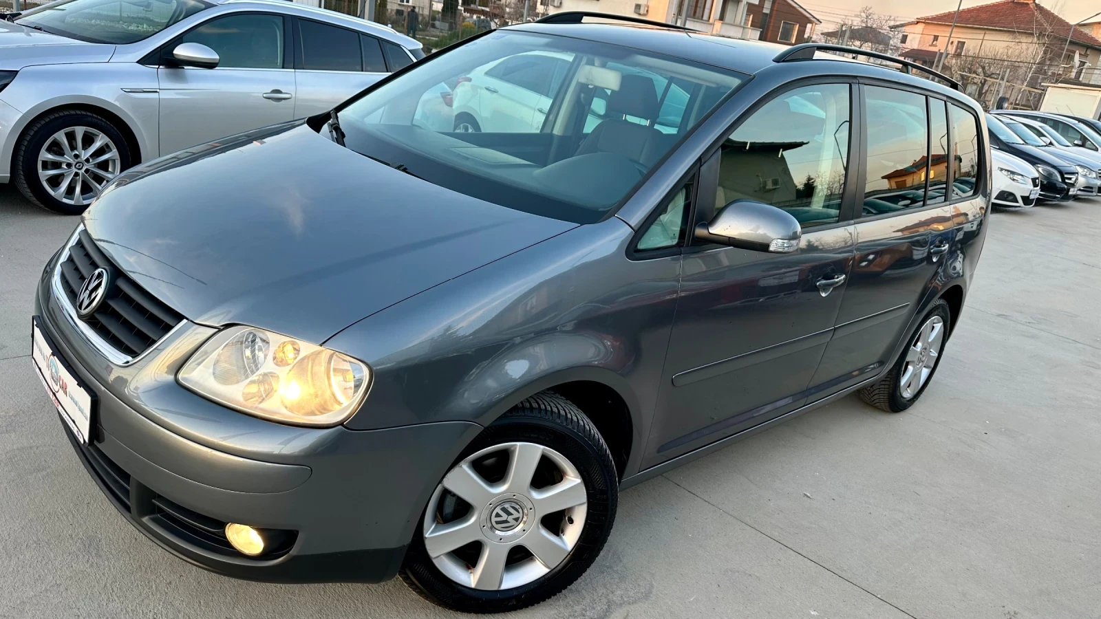 VW Touran 1.6 102к. Газ/бензин! Обслужен! Без ръжди!, снимка 2 - Автомобили и джипове - 54485213