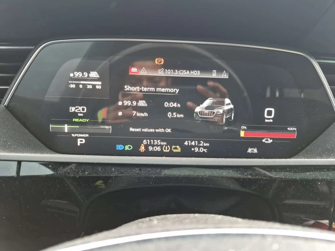 Audi E-Tron * 2 КЛЮЧА * ОБДУХВАНЕ * PANO * 360, снимка 9 - Автомобили и джипове - 54612111