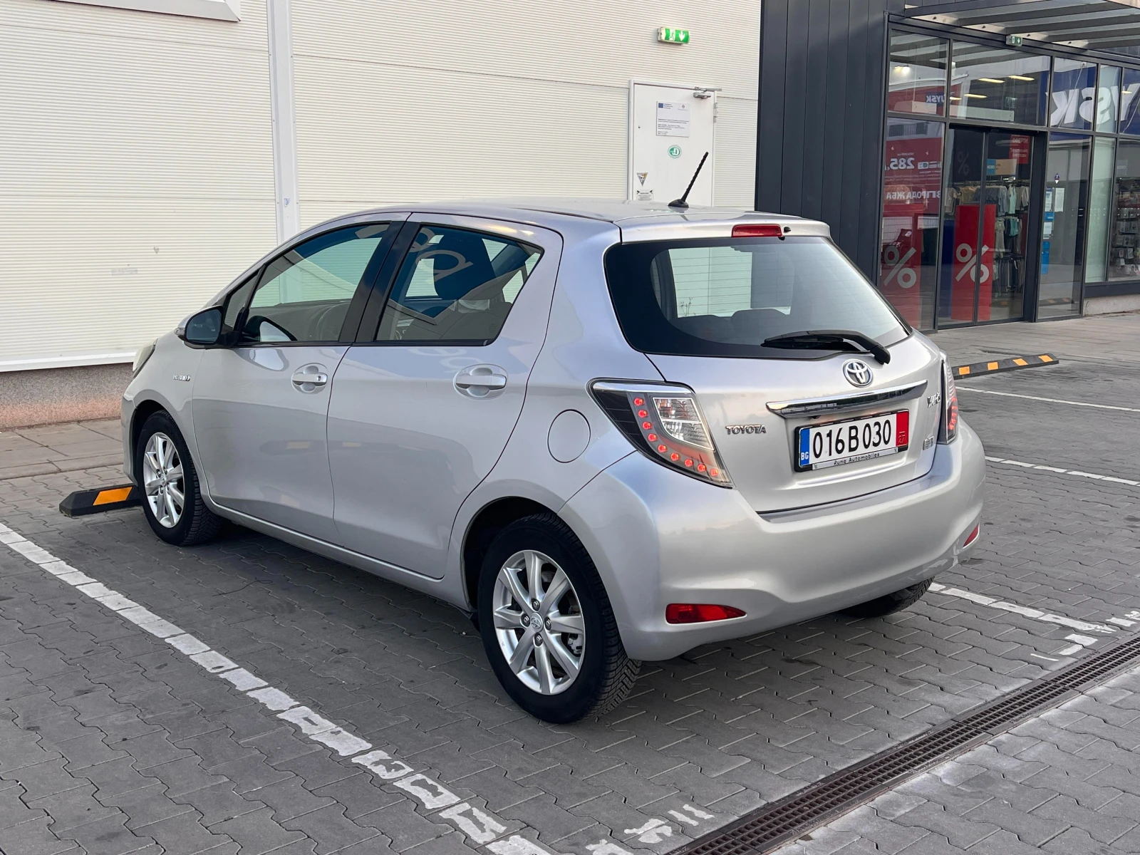 Toyota Yaris Hybrid 127000km ТОП СЪСТОЯНИЕ, снимка 4 - Автомобили и джипове - 55131082