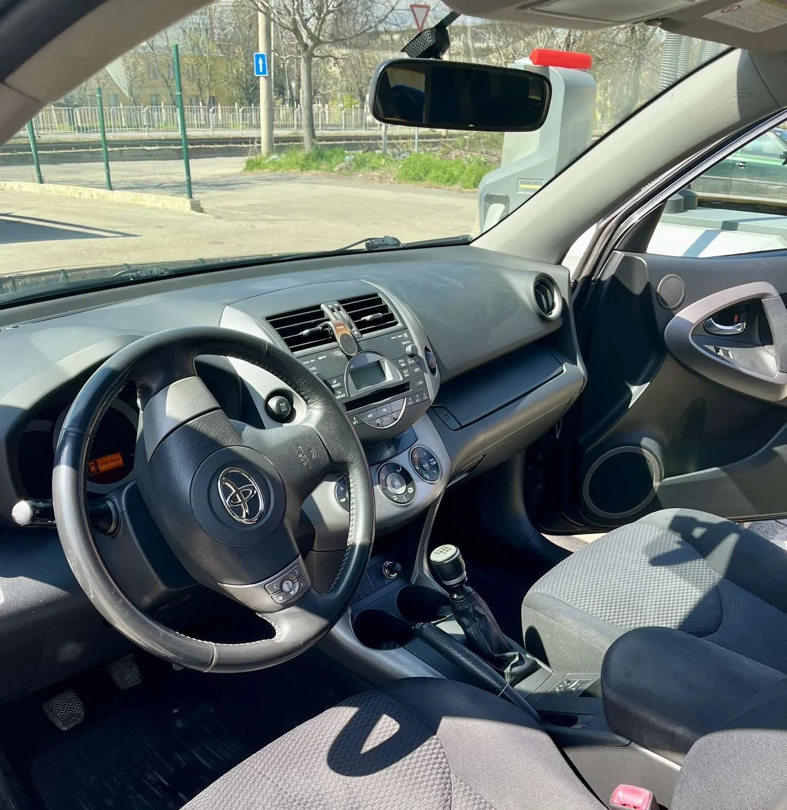 Toyota Rav4 2.2 D4D, снимка 10 - Автомобили и джипове - 54175247