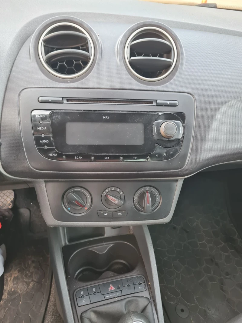 Seat Ibiza 1.2, снимка 7 - Автомобили и джипове - 48950101