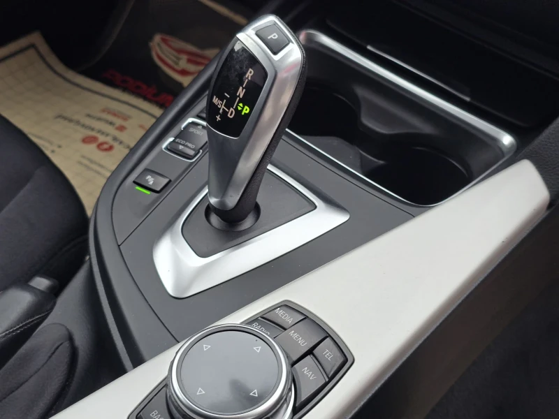 BMW 320 2.0D/AVTOMAT/XSENON/NAVI/KAMERA/DISTRONIK, снимка 13 - Автомобили и джипове - 52101014