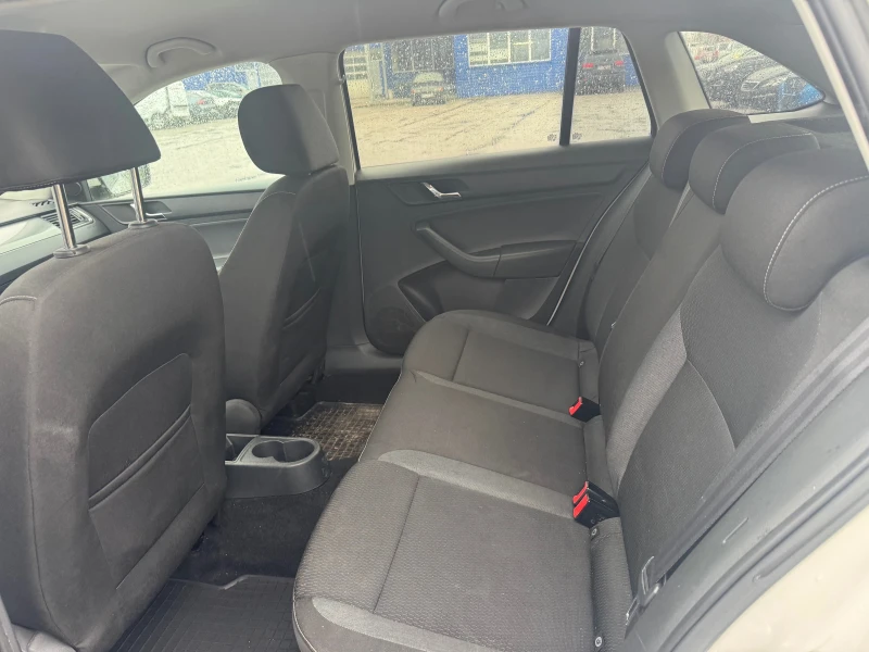 Skoda Rapid 1.6 TDI 90kc, снимка 11 - Автомобили и джипове - 53267456
