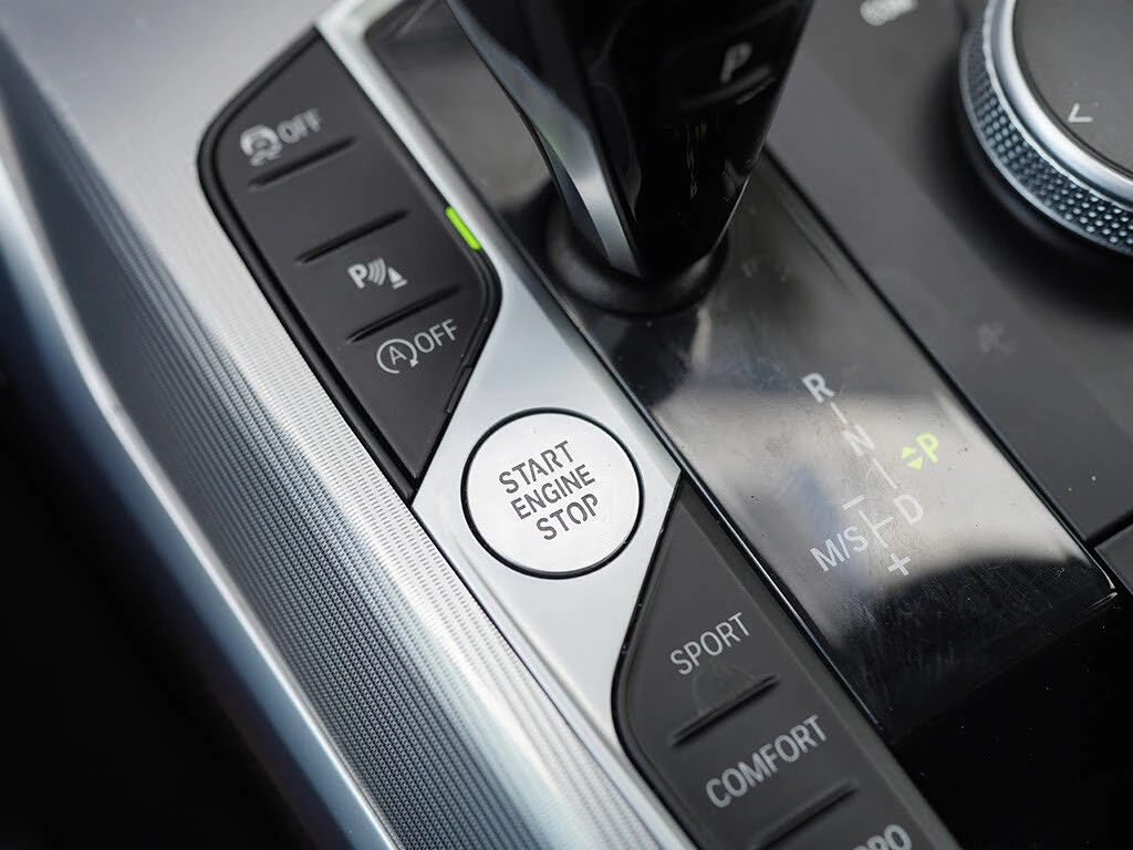 BMW 330 i xDrive AWD, снимка 13 - Автомобили и джипове - 54260551