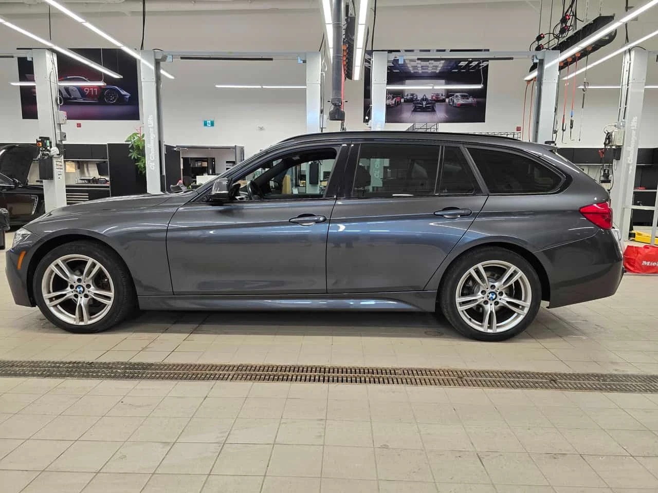 BMW 330 330i xDrive Touring  CARFAX, снимка 2 - Автомобили и джипове - 54400699