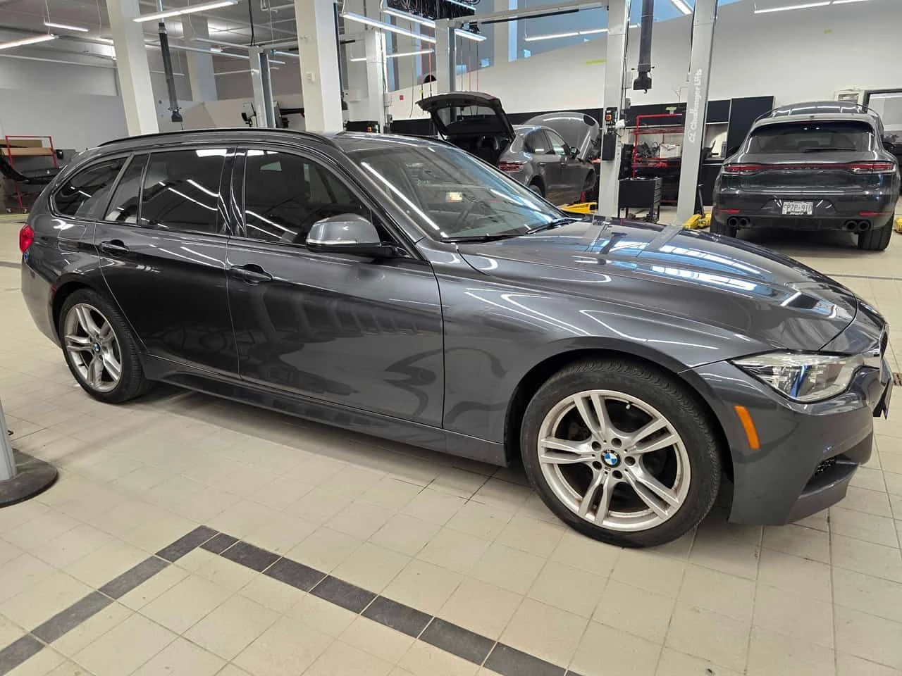 BMW 330 330i xDrive Touring  CARFAX, снимка 3 - Автомобили и джипове - 54400699