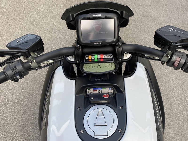 Ducati Diavel 1200/CARBON/TERMIGNONI/1500КМ!!!, снимка 8 - Мотоциклети и мототехника - 50906693
