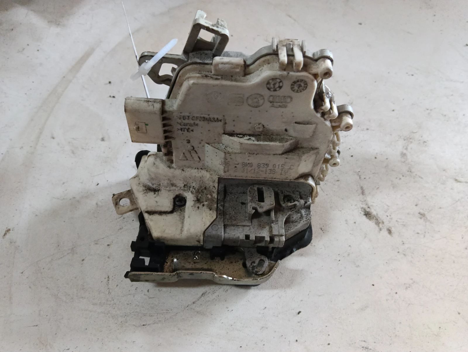 брава (задна лява) 8K0839015C Audi A4