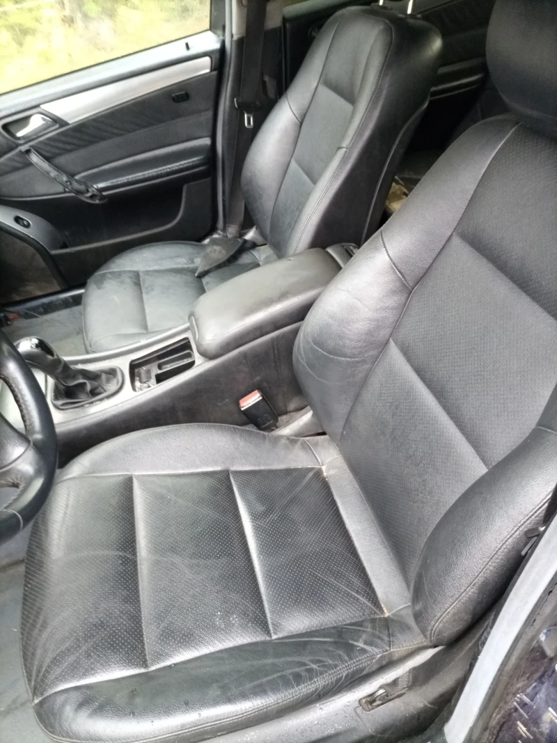 Mercedes-Benz C 220 Седан, снимка 11 - Автомобили и джипове - 52101175