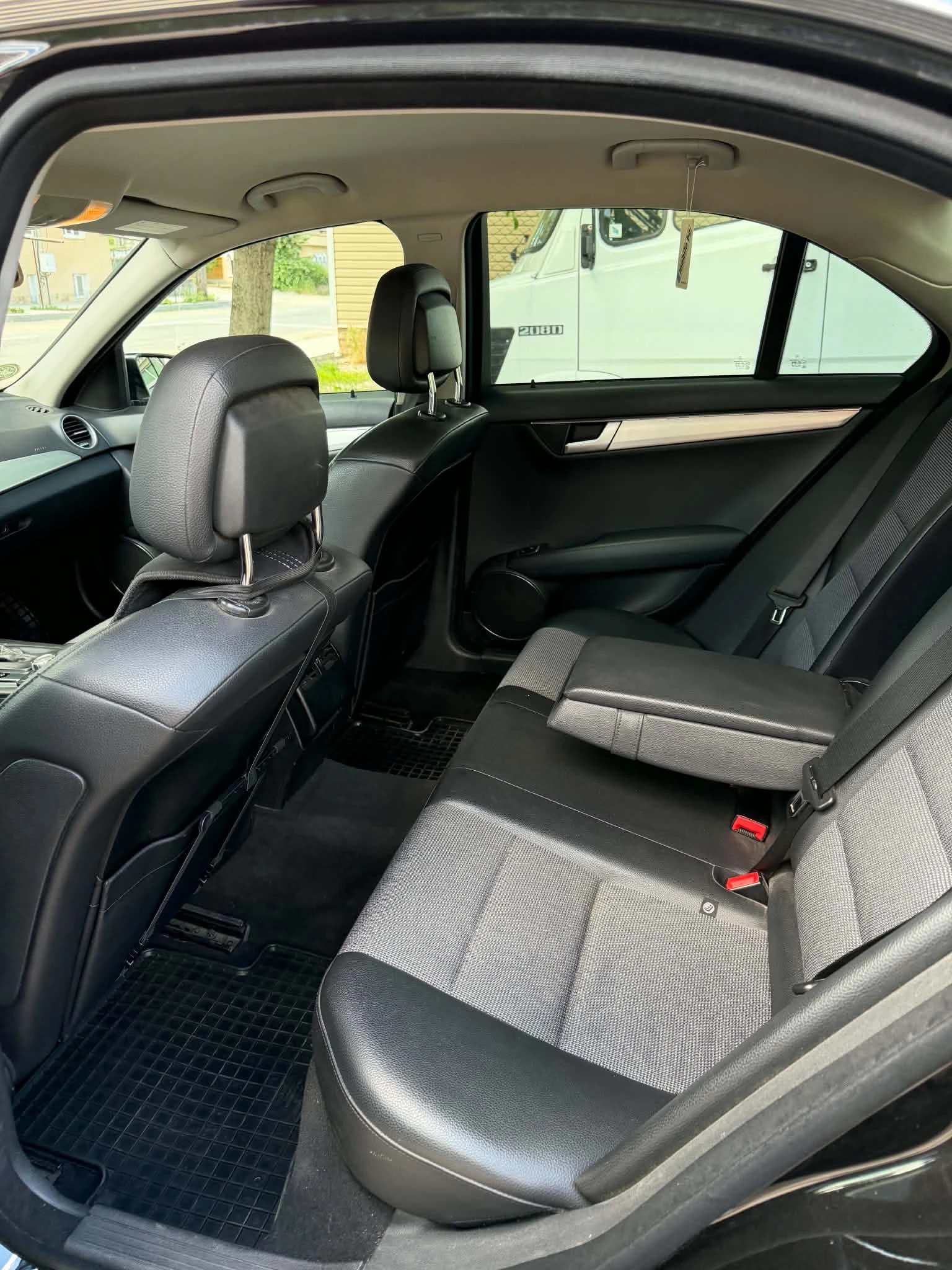 Mercedes-Benz C 220, снимка 3 - Автомобили и джипове - 54998004
