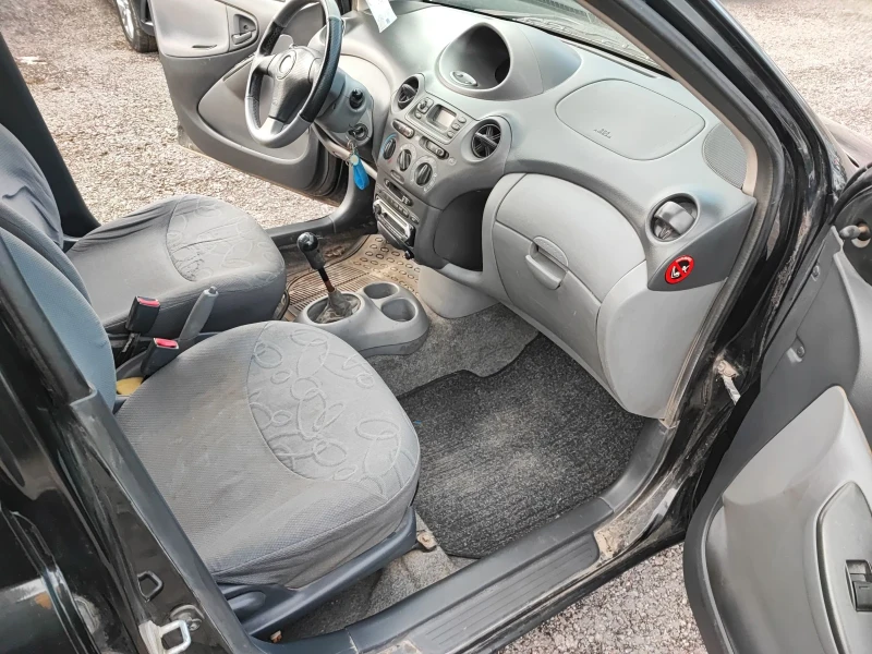Toyota Yaris 1.3vvt-i, снимка 8 - Автомобили и джипове - 53026170