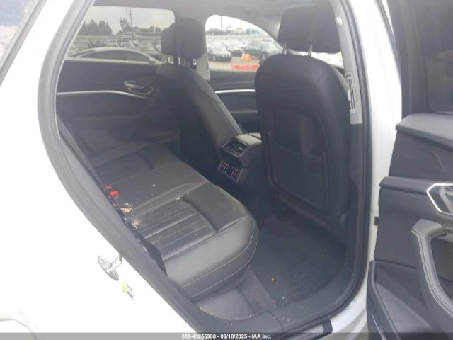 Audi E-Tron PREMIUM PLUS QUATTRO/ЗАКУПИ ОТ 500 ЛВ НА МЕСЕЦ, снимка 8 - Автомобили и джипове - 52736359