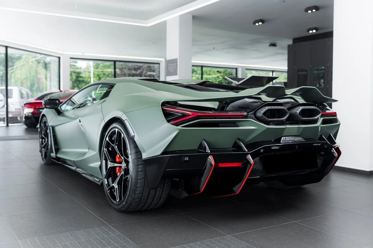 Lamborghini Revuelto  - изображение 5