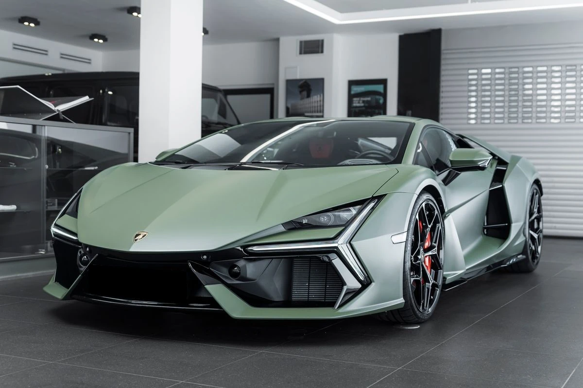 Lamborghini Revuelto  - изображение 2