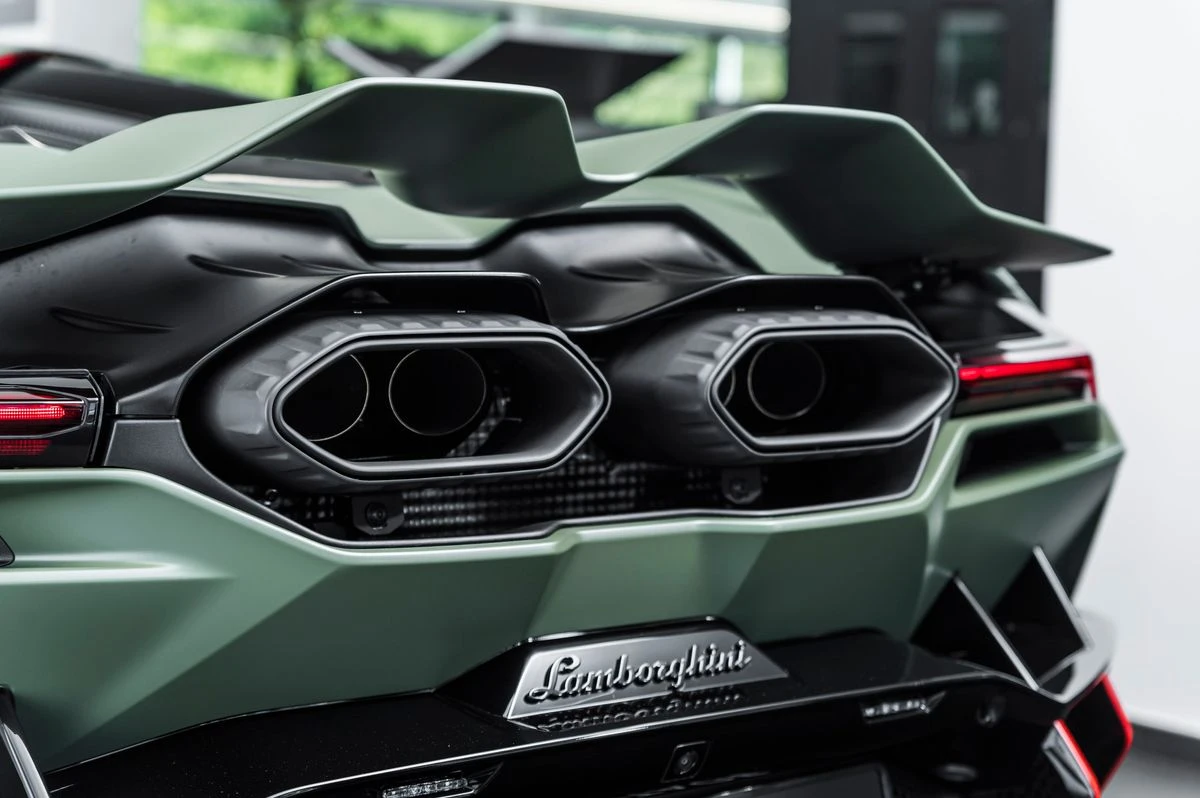 Lamborghini Revuelto  - изображение 6