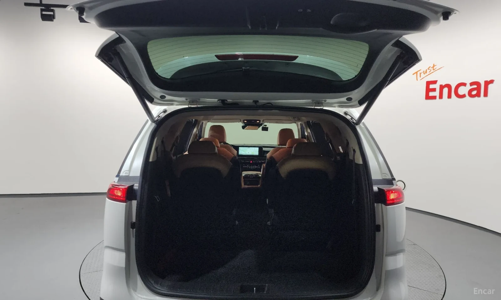 Kia Carnival 9-Seater Signature, снимка 17 - Автомобили и джипове - 54603756