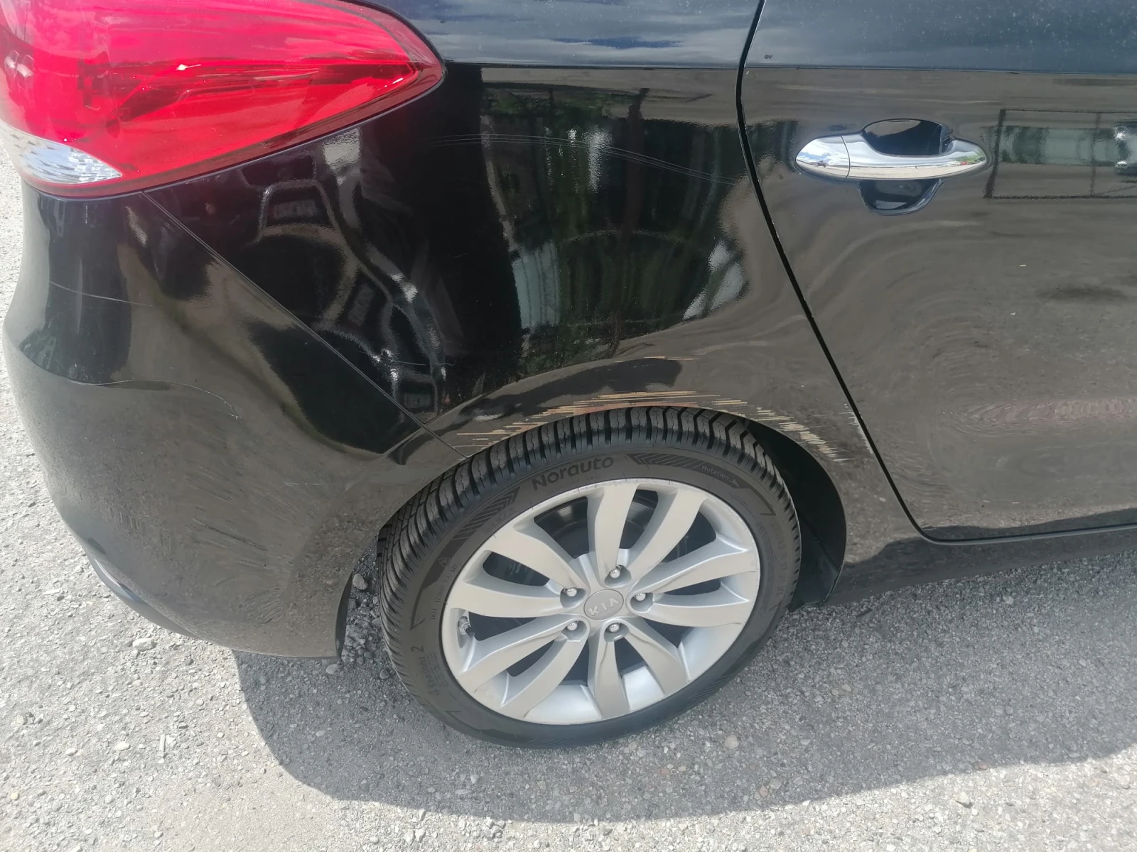 Kia Carens 1.7 CRDi / 7 места / HIGH TECH, снимка 5 - Автомобили и джипове - 55031103